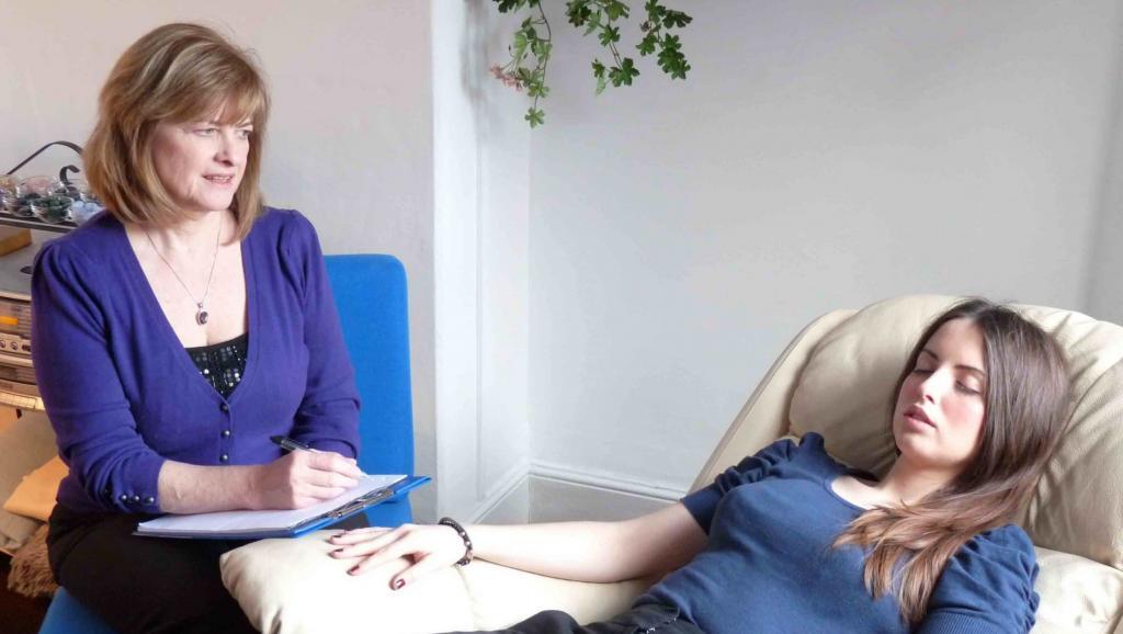 twee vrouwen in een hypnose praktijk over wat is psychosociale therapie en begeleiding